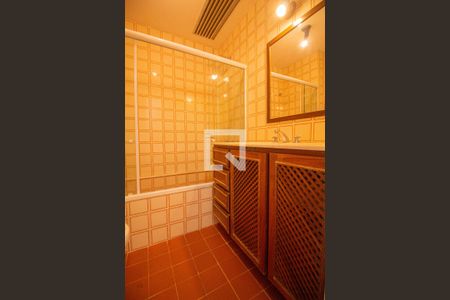 Banheiro social de apartamento para alugar com 1 quarto, 62m² em Botafogo, Rio de Janeiro