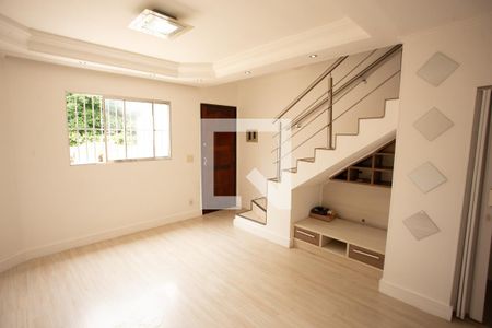 Sala de casa de condomínio para alugar com 2 quartos, 103m² em Vila Espanhola, São Paulo