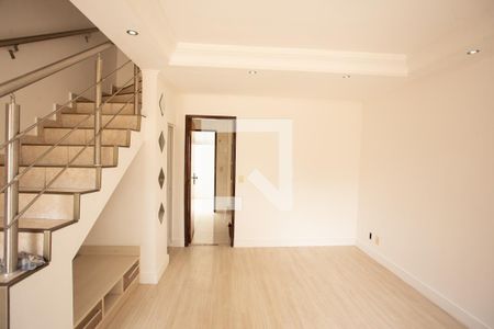 Sala de casa de condomínio para alugar com 2 quartos, 103m² em Vila Espanhola, São Paulo