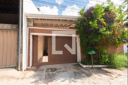 Casa à venda com 280m², 3 quartos e 2 vagas Casa à venda com 280m², 3 quartos e 2 vagasFachada