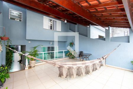 Casa à venda com 242m², 3 quartos e 2 vagas Casa à venda com 242m², 3 quartos e 2 vagasVaranda