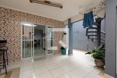 Casa à venda com 242m², 3 quartos e 2 vagas Casa à venda com 242m², 3 quartos e 2 vagasÁrea externa