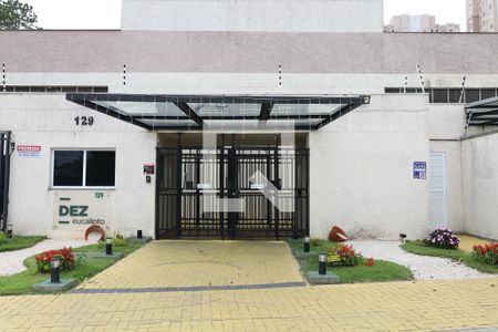 Placa instalada na fachada do condomínio de apartamento à venda com 2 quartos, 43m² em Vila Carmosina, São Paulo