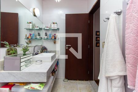 Casa à venda com 238m², 4 quartos e 2 vagasBanheiro da Suíte 4