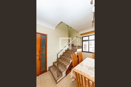 Apartamento à venda com 242m², 5 quartos e 3 vagas Apartamento à venda com 242m², 5 quartos e 3 vagasEscada