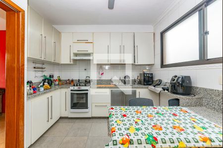 Apartamento à venda com 242m², 5 quartos e 3 vagas Apartamento à venda com 242m², 5 quartos e 3 vagasCozinha