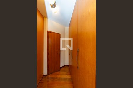 Apartamento à venda com 242m², 5 quartos e 3 vagas Apartamento à venda com 242m², 5 quartos e 3 vagasCloset da suíte