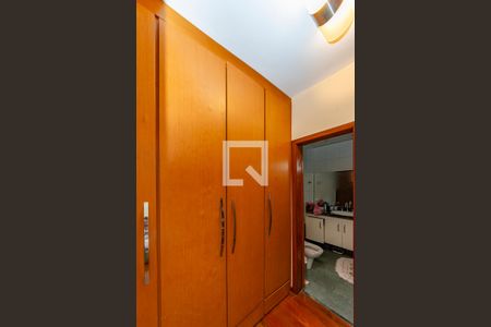 Apartamento à venda com 242m², 5 quartos e 3 vagas Apartamento à venda com 242m², 5 quartos e 3 vagasCloset da suíte