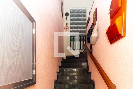 Casa à venda com 210m², 4 quartos e 2 vagasEscada de Entrada