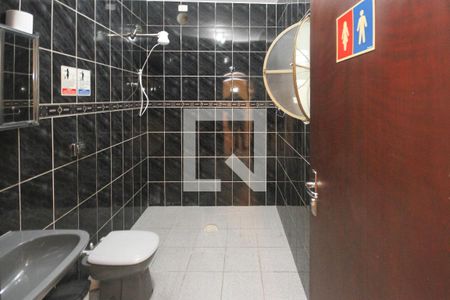 Casa para alugar com 286m², 2 quartos e 15 vagasBanheiro da Suite