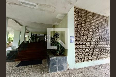 Apartamento para alugar com 58m², 2 quartos e sem vagaFachada com cartaz QA