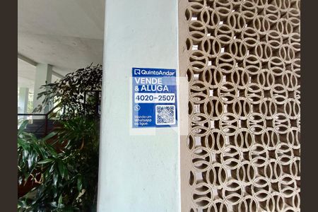 Apartamento para alugar com 58m², 2 quartos e sem vagaFachada com cartaz QA