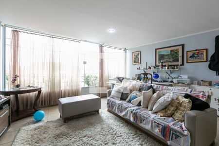 Casa à venda com 350m², 4 quartos e 2 vagas Casa à venda com 350m², 4 quartos e 2 vagasEscritório