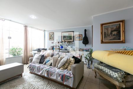 Casa à venda com 350m², 4 quartos e 2 vagas Casa à venda com 350m², 4 quartos e 2 vagasEscritório