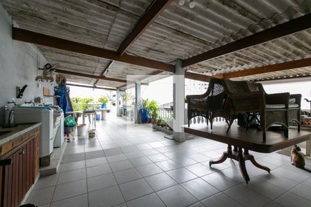 Casa à venda com 350m², 4 quartos e 2 vagas Casa à venda com 350m², 4 quartos e 2 vagasTerraço