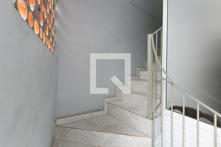 Casa à venda com 350m², 4 quartos e 2 vagas Casa à venda com 350m², 4 quartos e 2 vagasEscada