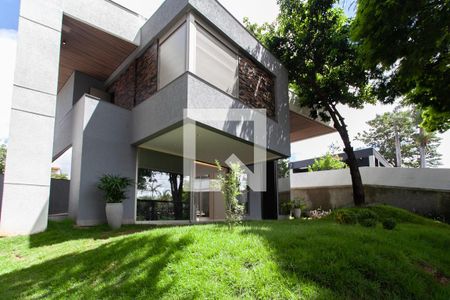 Casa à venda com 463m², 4 quartos e 4 vagasFachada
