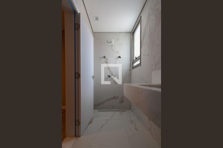 Casa à venda com 463m², 4 quartos e 4 vagasBanheiro da Suíte 2