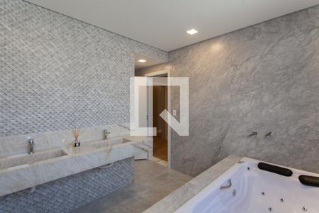 Casa à venda com 463m², 4 quartos e 4 vagasBanheiro da Suíte 1