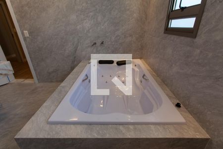 Casa à venda com 463m², 4 quartos e 4 vagasBanheiro da Suíte 1