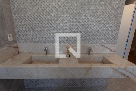 Casa à venda com 463m², 4 quartos e 4 vagasBanheiro da Suíte 1