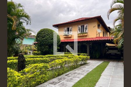 Casa de condomínio à venda com 700m², 4 quartos e 5 vagas Casa de condomínio à venda com 700m², 4 quartos e 5 vagasFachada