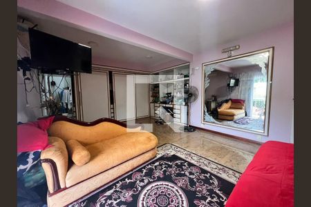 Casa de condomínio à venda com 700m², 4 quartos e 5 vagas Casa de condomínio à venda com 700m², 4 quartos e 5 vagasSuite 02