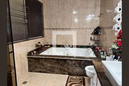 Casa de condomínio à venda com 700m², 4 quartos e 5 vagas Casa de condomínio à venda com 700m², 4 quartos e 5 vagasBanheiro Suite 02