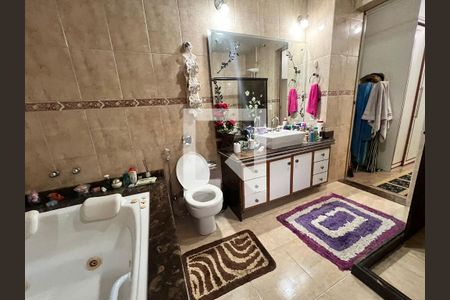 Casa de condomínio à venda com 700m², 4 quartos e 5 vagas Casa de condomínio à venda com 700m², 4 quartos e 5 vagasBanheiro Suite 02