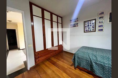 Casa de condomínio à venda com 700m², 4 quartos e 5 vagas Casa de condomínio à venda com 700m², 4 quartos e 5 vagasQuarto 01