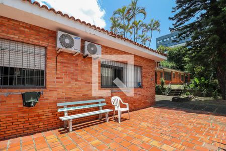 Casa à venda com 337m², 3 quartos e 4 vagas Casa à venda com 337m², 3 quartos e 4 vagasQuintal fundos