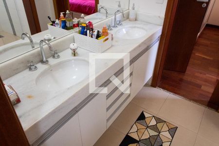 Casa à venda com 180m², 3 quartos e 4 vagas Casa à venda com 180m², 3 quartos e 4 vagasBANHEIRO