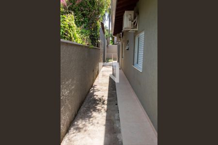 Casa à venda com 180m², 3 quartos e 4 vagas Casa à venda com 180m², 3 quartos e 4 vagasÁREA EXTERNA LATERAL