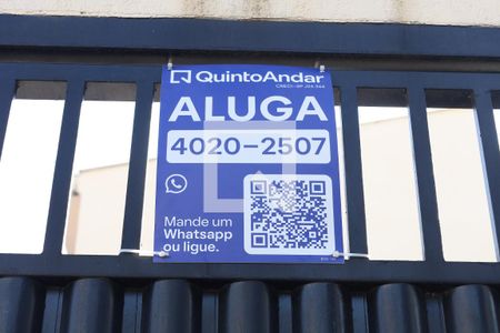 Casa para alugar com 60m², 2 quartos e 1 vagaPlaca instalada no portão do condomínio