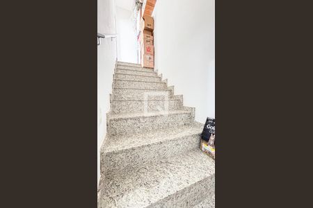 Apartamento à venda com 100m², 2 quartos e 2 vagas Apartamento à venda com 100m², 2 quartos e 2 vagasEscada