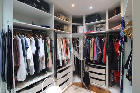 Apartamento à venda com 267m², 4 quartos e 4 vagasCloset da suíte 1