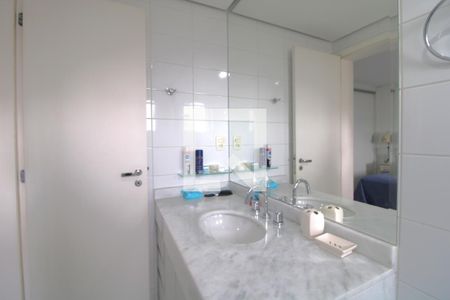Apartamento à venda com 267m², 4 quartos e 4 vagasBanheiro da suíte 2