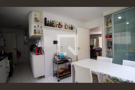 Casa de condomínio à venda com 280m², 5 quartos e 4 vagasCozinha e Área de Serviço