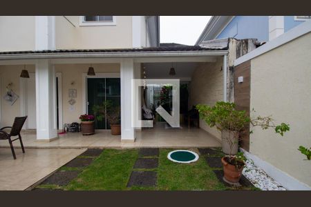 Casa de condomínio à venda com 280m², 5 quartos e 4 vagasQuintal