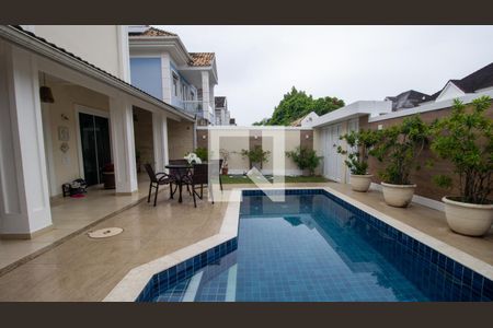 Casa de condomínio à venda com 280m², 5 quartos e 4 vagasQuintal