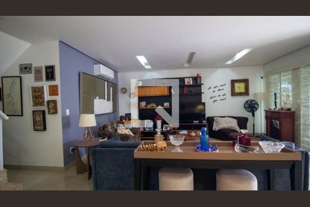 Casa de condomínio à venda com 280m², 5 quartos e 4 vagasSala