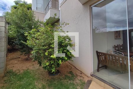 Casa de condomínio para alugar com 335m², 4 quartos e 6 vagasQuintal