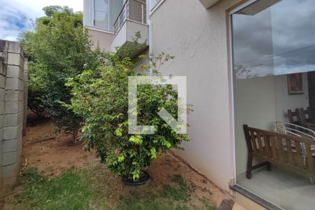 Casa de condomínio para alugar com 335m², 4 quartos e 6 vagasQuintal