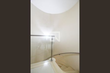 Casa de condomínio à venda com 849m², 4 quartos e 6 vagasEscada