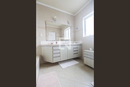 Casa de condomínio à venda com 849m², 4 quartos e 6 vagasBanheiro da Suíte 1