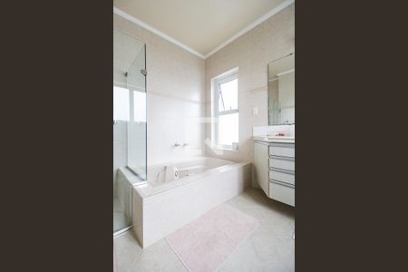 Casa de condomínio à venda com 849m², 4 quartos e 6 vagasBanheiro da Suíte 1