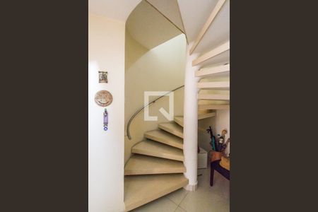 Casa de condomínio à venda com 849m², 4 quartos e 6 vagasEscada