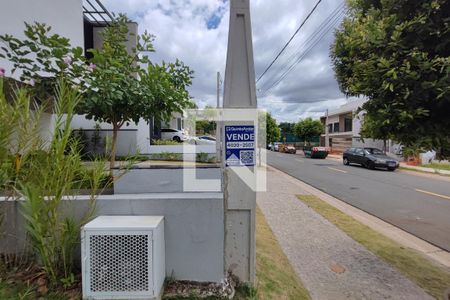 Casa de condomínio à venda com 200m², 3 quartos e 4 vagasPLACA INSTALADA NA FACHADA