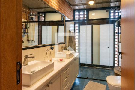 Casa à venda com 330m², 3 quartos e 4 vagasBanheiro da Suíte 1