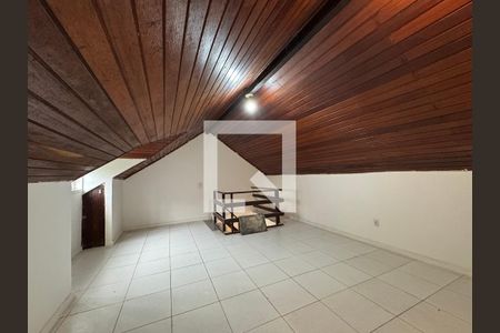 Casa de condomínio à venda com 180m², 3 quartos e 1 vagaSótão